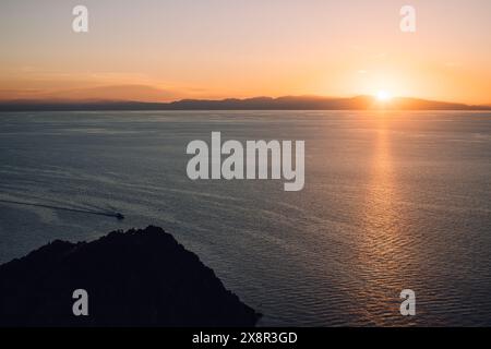 Sonnenuntergang über der Insel Elba mit Korsika in der Ferne, Italien Stockfoto