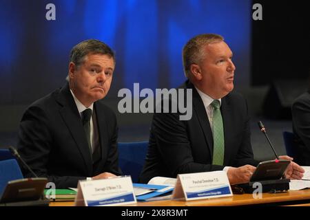 Finanzminister Michael McGrath TD (rechts) und der Minister für öffentliche Ausgaben, Umsetzung und Reform des Nationalen Entwicklungsplans Paschal Donohoe sprechen beim Nationalen Wirtschaftsdialog im Dubliner Schloss. Bilddatum: Montag, 27. Mai 2024. Stockfoto