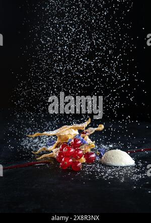 Elegantes Dessert mit Zuckerstreuung in Bewegung Stockfoto