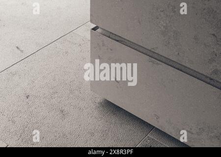 Nahaufnahme des Jura Grey Steins in einer eleganten architektonischen Umgebung Stockfoto