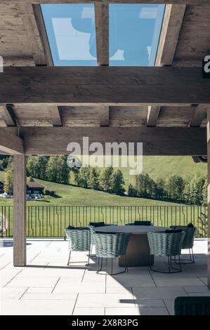 Moderne Terrasse mit grauem Jura-Stein und Panoramablick auf die Berge Stockfoto