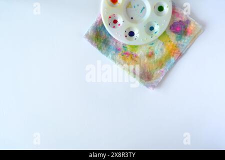 Leuchtende Farbpalette und Flatlay-Handtücher mit Aquarellstreifen Stockfoto