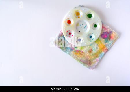 Farbenfrohe Künstlerpalette: Farbenfroher Aquarelltuch Stockfoto