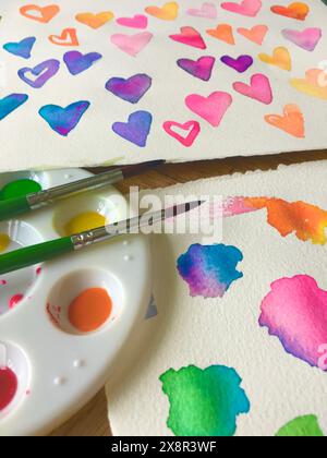 Helle und lebendige Aquarellmalerei und Leinwände Stockfoto