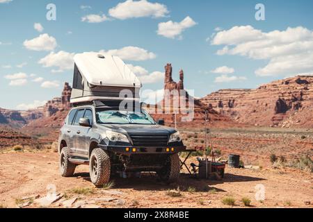 Offroad Vehicle Camping in der Wüste am Mittag Stockfoto