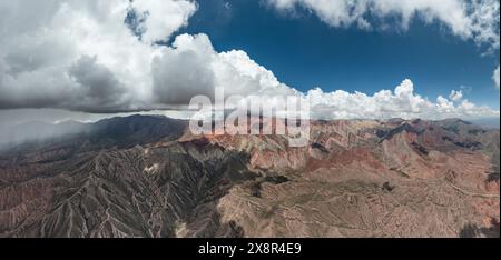 Die beeindruckenden zerklüfteten Gipfel der Serranias de la Hornocal Stockfoto