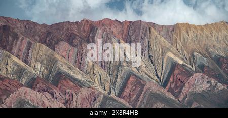 Die beeindruckenden zerklüfteten Gipfel der Serranias de la Hornocal Stockfoto