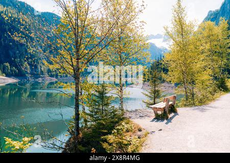 Einsame Bank mit Blick auf einen See in den Alpen Stockfoto