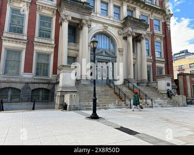 Historisches Gerichtsgebäude mit Säulen und Personen auf Treppen in Queens, NY Stockfoto