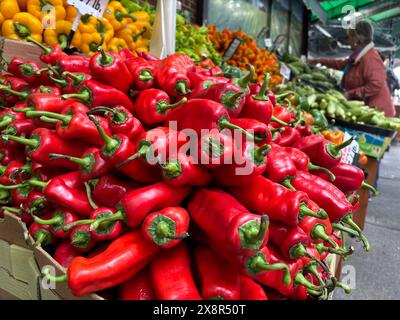 Rote Paprika und Frauen kaufen auf dem Markt im Freien in New York City ein Stockfoto