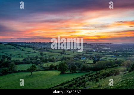 Landschaft des ländlichen Dorset bei Sonnenuntergang, Blick auf den Hügel auf die Gegend um Batcombe und Hilfield Stockfoto