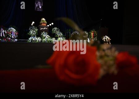Letzter Abschied von dem bekannten tschechischen Tänzer, Schauspieler und Lehrer Vlastimil Harapes, der am 15. Mai 2024 im Alter von 77 Jahren in Prag starb. Harapes war lange Zeit Solist beim ND Ballet Ensemble und leitete es später als künstlerischer Leiter. 2016 wurde er in die National Theatre Hall of Fame aufgenommen. Während seiner mehr als 20 Jahre als Tänzer spielte er in männlichen Hauptrollen in praktisch allen Produktionen des Repertoires der ND. Er trat als Gast auf ausländischen Bühnen auf, unter anderem in Deutschland, Frankreich, Belgien und den Niederlanden. 2012 erhielt Harapes den Thalia Prize for Stockfoto