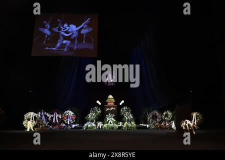 Letzter Abschied von dem bekannten tschechischen Tänzer, Schauspieler und Lehrer Vlastimil Harapes, der am 15. Mai 2024 im Alter von 77 Jahren in Prag starb. Harapes war lange Zeit Solist beim ND Ballet Ensemble und leitete es später als künstlerischer Leiter. 2016 wurde er in die National Theatre Hall of Fame aufgenommen. Während seiner mehr als 20 Jahre als Tänzer spielte er in männlichen Hauptrollen in praktisch allen Produktionen des Repertoires der ND. Er trat als Gast auf ausländischen Bühnen auf, unter anderem in Deutschland, Frankreich, Belgien und den Niederlanden. 2012 erhielt Harapes den Thalia Prize for Stockfoto