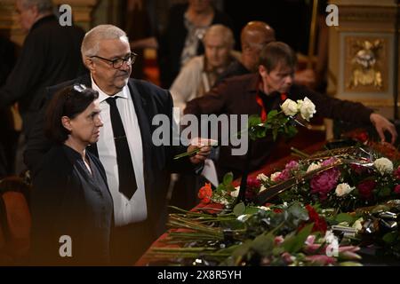 Letzter Abschied von dem bekannten tschechischen Tänzer, Schauspieler und Lehrer Vlastimil Harapes, der am 15. Mai 2024 im Alter von 77 Jahren in Prag starb. Harapes war lange Zeit Solist beim ND Ballet Ensemble und leitete es später als künstlerischer Leiter. 2016 wurde er in die National Theatre Hall of Fame aufgenommen. Während seiner mehr als 20 Jahre als Tänzer spielte er in männlichen Hauptrollen in praktisch allen Produktionen des Repertoires der ND. Er trat als Gast auf ausländischen Bühnen auf, unter anderem in Deutschland, Frankreich, Belgien und den Niederlanden. 2012 erhielt Harapes den Thalia Prize for Stockfoto