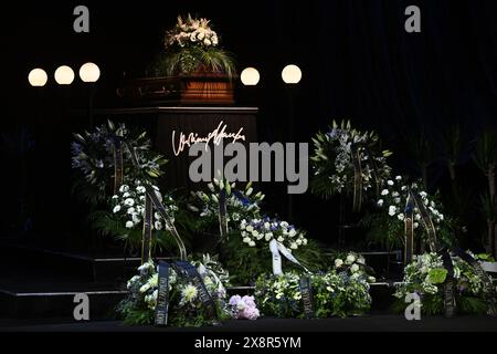 Letzter Abschied von dem bekannten tschechischen Tänzer, Schauspieler und Lehrer Vlastimil Harapes, der am 15. Mai 2024 im Alter von 77 Jahren in Prag starb. Harapes war lange Zeit Solist beim ND Ballet Ensemble und leitete es später als künstlerischer Leiter. 2016 wurde er in die National Theatre Hall of Fame aufgenommen. Während seiner mehr als 20 Jahre als Tänzer spielte er in männlichen Hauptrollen in praktisch allen Produktionen des Repertoires der ND. Er trat als Gast auf ausländischen Bühnen auf, unter anderem in Deutschland, Frankreich, Belgien und den Niederlanden. 2012 erhielt Harapes den Thalia Prize for Stockfoto