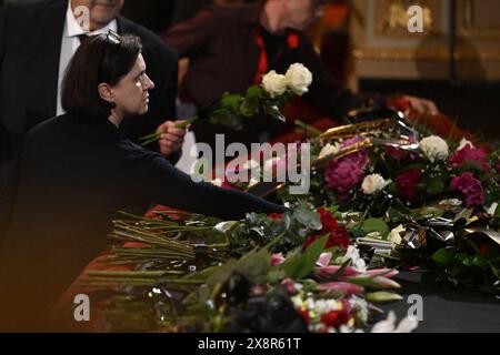 Letzter Abschied von dem bekannten tschechischen Tänzer, Schauspieler und Lehrer Vlastimil Harapes, der am 15. Mai 2024 im Alter von 77 Jahren in Prag starb. Harapes war lange Zeit Solist beim ND Ballet Ensemble und leitete es später als künstlerischer Leiter. 2016 wurde er in die National Theatre Hall of Fame aufgenommen. Während seiner mehr als 20 Jahre als Tänzer spielte er in männlichen Hauptrollen in praktisch allen Produktionen des Repertoires der ND. Er trat als Gast auf ausländischen Bühnen auf, unter anderem in Deutschland, Frankreich, Belgien und den Niederlanden. 2012 erhielt Harapes den Thalia Prize for Stockfoto