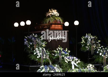 Letzter Abschied von dem bekannten tschechischen Tänzer, Schauspieler und Lehrer Vlastimil Harapes, der am 15. Mai 2024 im Alter von 77 Jahren in Prag starb. Harapes war lange Zeit Solist beim ND Ballet Ensemble und leitete es später als künstlerischer Leiter. 2016 wurde er in die National Theatre Hall of Fame aufgenommen. Während seiner mehr als 20 Jahre als Tänzer spielte er in männlichen Hauptrollen in praktisch allen Produktionen des Repertoires der ND. Er trat als Gast auf ausländischen Bühnen auf, unter anderem in Deutschland, Frankreich, Belgien und den Niederlanden. 2012 erhielt Harapes den Thalia Prize for Stockfoto