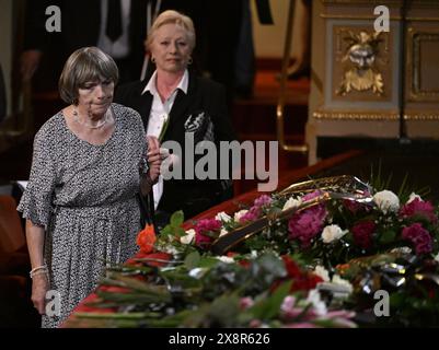 Letzter Abschied von dem bekannten tschechischen Tänzer, Schauspieler und Lehrer Vlastimil Harapes, der am 15. Mai 2024 im Alter von 77 Jahren in Prag starb. Harapes war lange Zeit Solist beim ND Ballet Ensemble und leitete es später als künstlerischer Leiter. 2016 wurde er in die National Theatre Hall of Fame aufgenommen. Während seiner mehr als 20 Jahre als Tänzer spielte er in männlichen Hauptrollen in praktisch allen Produktionen des Repertoires der ND. Er trat als Gast auf ausländischen Bühnen auf, unter anderem in Deutschland, Frankreich, Belgien und den Niederlanden. 2012 erhielt Harapes den Thalia Prize for Stockfoto