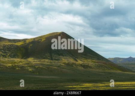 Landschaften Islands, Berge, die mit Moos bedeckt sind. Stockfoto