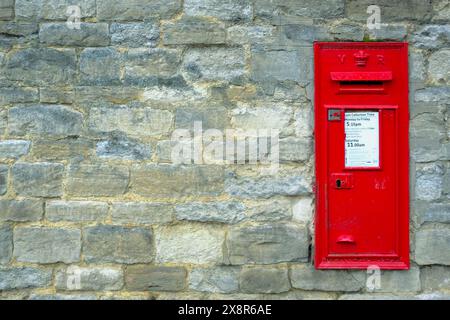 Ein rechteckiger roter Briefkasten in einer Straße in Oxford, Großbritannien Stockfoto