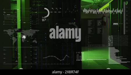 Abbildung der hud-Bildschirme mit Programmiersprache, Globus, Karte, Diagrammen und Datenserver-Racks Stockfoto