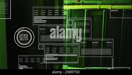 Abbildung: hud-Bildschirme mit Zahlen, Diagrammen und Formen über Datenserver-Racks Stockfoto