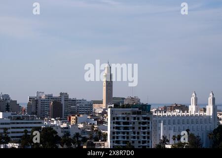 Hassan II. Moschee, die am 7. Oktober 2023 über Casablancas Stadtlandschaft thronte. Die Moschee, eine der größten der Welt, ist teilweise über dem Meer erbaut Stockfoto