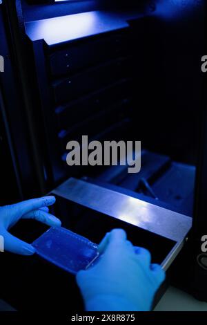 Produktionslinie Pharmaindustrie. Herstellung von Medikamenten und Medikamenten, Pharmazeutika. Techniker, Wissenschaftler arbeiten in einem wissenschaftlichen Labor Stockfoto