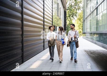 Mentalität des Karrieregewinners. Gruppe junger Geschäftsleute vor dem Bürogebäude. Selbstbewusste engagierte Geschäftsleute lernen und Schulen Stockfoto