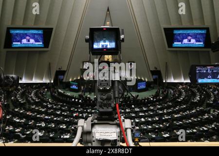 27. Mai 2024, Teheran, Iran: Eine allgemeine Ansicht zeigt das iranische parlament in Teheran. Am Montag begann das neu gewählte iranische parlament, das nach einer Wahl im März mit der geringsten Wahlbeteiligung seit der Islamischen Revolution von 1979 stattfand. Die Hardliner halten mittlerweile über 230 der 290 Sitze. (Kreditbild: © Rouzbeh Fouladi/ZUMA Press Wire) NUR REDAKTIONELLE VERWENDUNG! Nicht für kommerzielle ZWECKE! Stockfoto