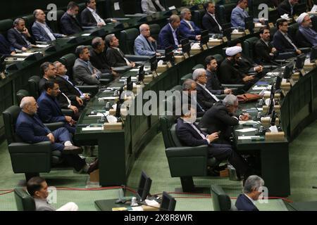 Teheran, Iran. Mai 2024. Iranische Gesetzgeber nehmen an der Eröffnungszeremonie der neuen Wahlperiode in Teheran Teil. Am Montag begann das neu gewählte iranische parlament, das nach einer Wahl im März mit der geringsten Wahlbeteiligung seit der Islamischen Revolution von 1979 stattfand. Die Hardliner halten mittlerweile über 230 der 290 Sitze. (Kreditbild: © Rouzbeh Fouladi/ZUMA Press Wire) NUR REDAKTIONELLE VERWENDUNG! Nicht für kommerzielle ZWECKE! Quelle: ZUMA Press, Inc./Alamy Live News Stockfoto