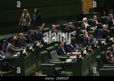 Teheran, Iran. Mai 2024. Iranische Gesetzgeber nehmen an der Eröffnungszeremonie der neuen Wahlperiode in Teheran Teil. Am Montag begann das neu gewählte iranische parlament, das nach einer Wahl im März mit der geringsten Wahlbeteiligung seit der Islamischen Revolution von 1979 stattfand. Die Hardliner halten mittlerweile über 230 der 290 Sitze. (Kreditbild: © Rouzbeh Fouladi/ZUMA Press Wire) NUR REDAKTIONELLE VERWENDUNG! Nicht für kommerzielle ZWECKE! Quelle: ZUMA Press, Inc./Alamy Live News Stockfoto