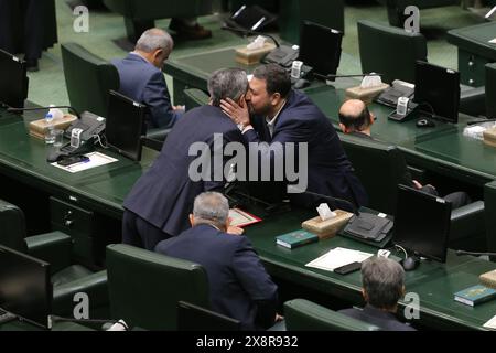 Teheran, Iran. Mai 2024. Iranische Gesetzgeber nehmen an der Eröffnungszeremonie der neuen Wahlperiode in Teheran Teil. Am Montag begann das neu gewählte iranische parlament, das nach einer Wahl im März mit der geringsten Wahlbeteiligung seit der Islamischen Revolution von 1979 stattfand. Die Hardliner halten mittlerweile über 230 der 290 Sitze. (Kreditbild: © Rouzbeh Fouladi/ZUMA Press Wire) NUR REDAKTIONELLE VERWENDUNG! Nicht für kommerzielle ZWECKE! Quelle: ZUMA Press, Inc./Alamy Live News Stockfoto