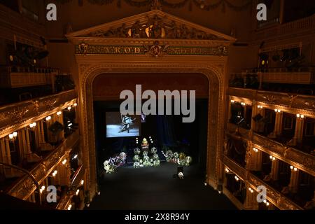 Letzter Abschied von dem bekannten tschechischen Tänzer, Schauspieler und Lehrer Vlastimil Harapes, der am 15. Mai 2024 im Alter von 77 Jahren in Prag starb. Harapes war lange Zeit Solist beim ND Ballet Ensemble und leitete es später als künstlerischer Leiter. 2016 wurde er in die National Theatre Hall of Fame aufgenommen. Während seiner mehr als 20 Jahre als Tänzer spielte er in männlichen Hauptrollen in praktisch allen Produktionen des Repertoires der ND. Er trat als Gast auf ausländischen Bühnen auf, unter anderem in Deutschland, Frankreich, Belgien und den Niederlanden. 2012 erhielt Harapes den Thalia Prize for Stockfoto