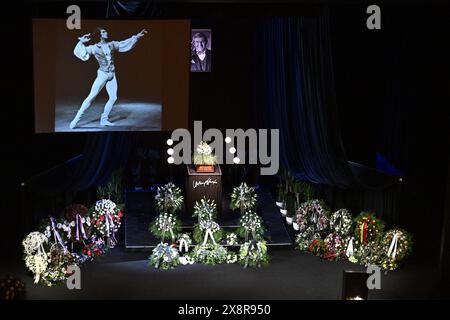 Letzter Abschied von dem bekannten tschechischen Tänzer, Schauspieler und Lehrer Vlastimil Harapes, der am 15. Mai 2024 im Alter von 77 Jahren in Prag starb. Harapes war lange Zeit Solist beim ND Ballet Ensemble und leitete es später als künstlerischer Leiter. 2016 wurde er in die National Theatre Hall of Fame aufgenommen. Während seiner mehr als 20 Jahre als Tänzer spielte er in männlichen Hauptrollen in praktisch allen Produktionen des Repertoires der ND. Er trat als Gast auf ausländischen Bühnen auf, unter anderem in Deutschland, Frankreich, Belgien und den Niederlanden. 2012 erhielt Harapes den Thalia Prize for Stockfoto