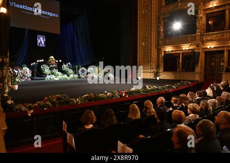 Letzter Abschied von dem bekannten tschechischen Tänzer, Schauspieler und Lehrer Vlastimil Harapes, der am 15. Mai 2024 im Alter von 77 Jahren in Prag starb. Harapes war lange Zeit Solist beim ND Ballet Ensemble und leitete es später als künstlerischer Leiter. 2016 wurde er in die National Theatre Hall of Fame aufgenommen. Während seiner mehr als 20 Jahre als Tänzer spielte er in männlichen Hauptrollen in praktisch allen Produktionen des Repertoires der ND. Er trat als Gast auf ausländischen Bühnen auf, unter anderem in Deutschland, Frankreich, Belgien und den Niederlanden. 2012 erhielt Harapes den Thalia Prize for Stockfoto