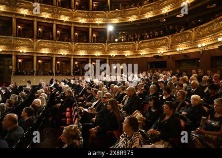 Letzter Abschied von dem bekannten tschechischen Tänzer, Schauspieler und Lehrer Vlastimil Harapes, der am 15. Mai 2024 im Alter von 77 Jahren in Prag starb. Harapes war lange Zeit Solist beim ND Ballet Ensemble und leitete es später als künstlerischer Leiter. 2016 wurde er in die National Theatre Hall of Fame aufgenommen. Während seiner mehr als 20 Jahre als Tänzer spielte er in männlichen Hauptrollen in praktisch allen Produktionen des Repertoires der ND. Er trat als Gast auf ausländischen Bühnen auf, unter anderem in Deutschland, Frankreich, Belgien und den Niederlanden. 2012 erhielt Harapes den Thalia Prize for Stockfoto