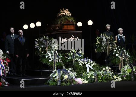 Letzter Abschied von dem bekannten tschechischen Tänzer, Schauspieler und Lehrer Vlastimil Harapes, der am 15. Mai 2024 im Alter von 77 Jahren in Prag starb. Harapes war lange Zeit Solist beim ND Ballet Ensemble und leitete es später als künstlerischer Leiter. 2016 wurde er in die National Theatre Hall of Fame aufgenommen. Während seiner mehr als 20 Jahre als Tänzer spielte er in männlichen Hauptrollen in praktisch allen Produktionen des Repertoires der ND. Er trat als Gast auf ausländischen Bühnen auf, unter anderem in Deutschland, Frankreich, Belgien und den Niederlanden. 2012 erhielt Harapes den Thalia Prize for Stockfoto