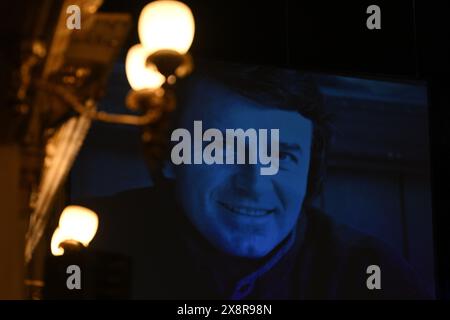 Letzter Abschied von dem bekannten tschechischen Tänzer, Schauspieler und Lehrer Vlastimil Harapes, der am 15. Mai 2024 im Alter von 77 Jahren in Prag starb. Harapes war lange Zeit Solist beim ND Ballet Ensemble und leitete es später als künstlerischer Leiter. 2016 wurde er in die National Theatre Hall of Fame aufgenommen. Während seiner mehr als 20 Jahre als Tänzer spielte er in männlichen Hauptrollen in praktisch allen Produktionen des Repertoires der ND. Er trat als Gast auf ausländischen Bühnen auf, unter anderem in Deutschland, Frankreich, Belgien und den Niederlanden. 2012 erhielt Harapes den Thalia Prize for Stockfoto