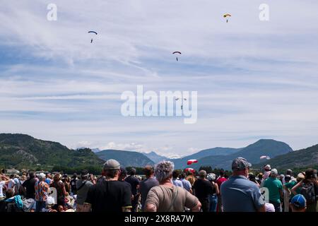 GAP Tallard Airshow, Frankreich, 26. Mai 2024. Zuschauer beobachten, wie Fallschirmspringer auf der Landebahn Gap-Tallard landen Stockfoto