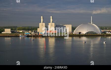 Marchwood Energy Recovery Facility und Kraftwerk neben Southampton Water in der frühen Morgensonne. Stockfoto