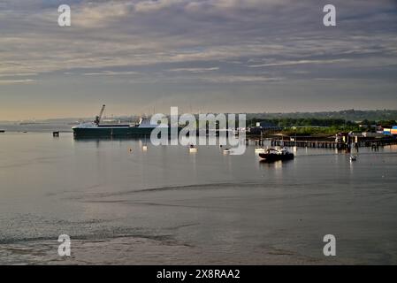 Das Ro-Ro-Frachtschiff mv Eddystone liegt in Marchwood neben Southampton Water in der frühen Morgensonne Stockfoto