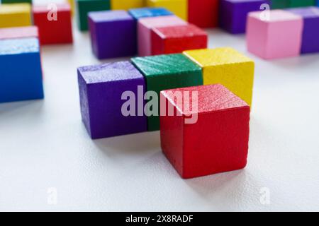 Die Struktur eines abstrakten Labyrinths aus farbigen Würfeln. Schwierige Interaktion im Unternehmen. Stockfoto