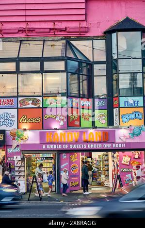 Süßigkeiten- und Süßwarenladen in einem großen rosa Gebäude an der Blackpool Promenade Stockfoto