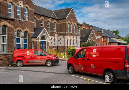 Dorchester, Vereinigtes Königreich, 15.05.2024, Außenansicht des Royal Mail Delivery Office mit geparkten Postbussen Stockfoto