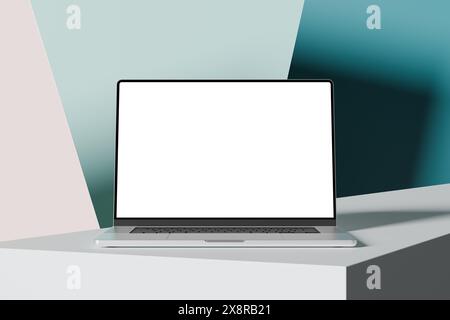 Laptop mit leerem Bildschirm auf weißem Tisch, farbenfroher Hintergrund. Eine moderne Szene, die perfekt zum Platzieren eigener Inhalte auf dem Bildschirm ist. Minimalistisch und St Stockfoto
