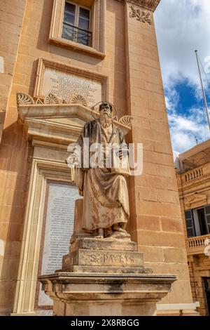 Statue vor der Rotunde von Mosta, Heiligtum Basilika der Himmelfahrt unserer Lieben Frau, eine prächtige Kuppelkirche, steht als architektonisches Wunder und Stockfoto