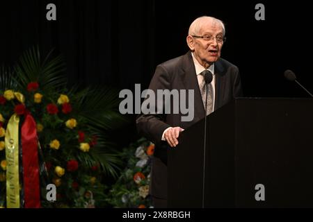 Letzter Abschied von dem bekannten tschechischen Tänzer, Schauspieler und Lehrer Vlastimil Harapes, der am 15. Mai 2024 im Alter von 77 Jahren in Prag starb. Harapes war lange Zeit Solist beim ND Ballet Ensemble und leitete es später als künstlerischer Leiter. 2016 wurde er in die National Theatre Hall of Fame aufgenommen. Während seiner mehr als 20 Jahre als Tänzer spielte er in männlichen Hauptrollen in praktisch allen Produktionen des Repertoires der ND. Er trat als Gast auf ausländischen Bühnen auf, unter anderem in Deutschland, Frankreich, Belgien und den Niederlanden. 2012 erhielt Harapes den Thalia Prize for Stockfoto