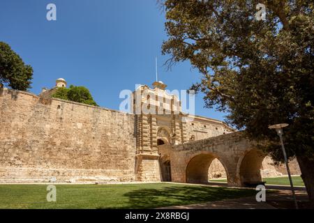 Eingang Steinbrücke und Tor zur befestigten mittelalterlichen Stadt Mdina genannt stille Stadt in der nördlichen Region von Malta. Stockfoto