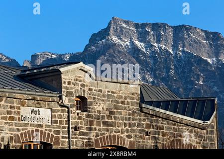 Fort Colle delle Benne: Die Fassade der Festung Habsburg und im Hintergrund der Gipfel der Cima Vezzena. Levico Terme, Trentino, Italien. Stockfoto